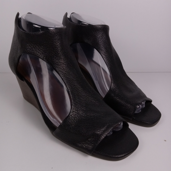 Lucky Brand Sabeni Sandals Womens 7 Black Leather Wedge Heeled T-Strap Open Toe - Picture 1 of 8